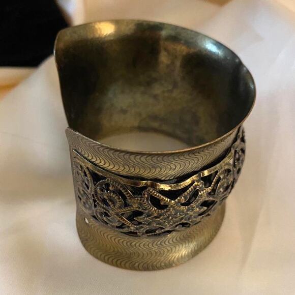 Vintage brass wide cuff bangle bracelet with intricate detailed 3D engravings - Picture 5 of 6